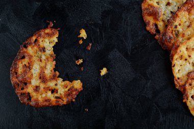 Keto Cheese Crackers - düşük karbonhidratlı ketojenik diyet atıştırmalıkları