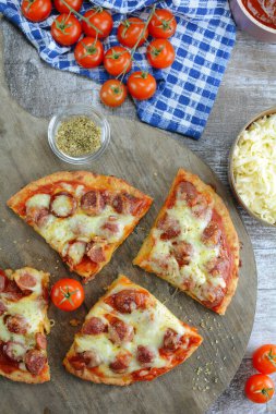 Keto düşük karbonhidratlı et kafalı pizza arka planda, kapat