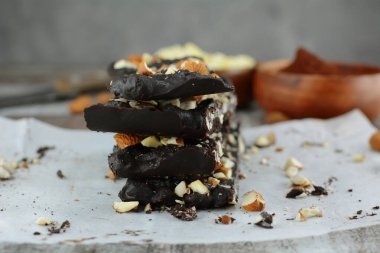 Arka planda Keto Diyet Çikolatalı Badem Kabuğu, kapat