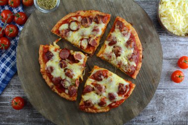 Keto düşük karbonhidratlı et kafalı pizza arka planda, kapat