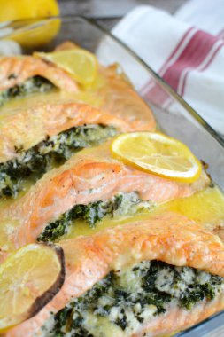 Keto Diyet Fırında Somon Ispanak ve Peynir ile doldurulmuş