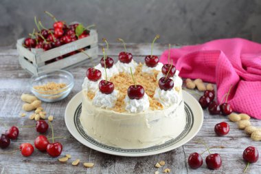 Arka planda vişneli pasta hazırlıyorum.