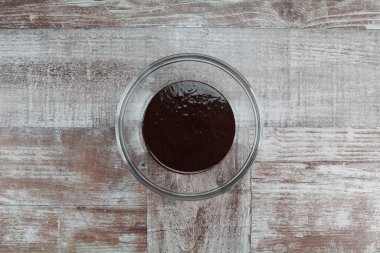 Masa ahşap arka planda kakao kremi hazırlanıyor.