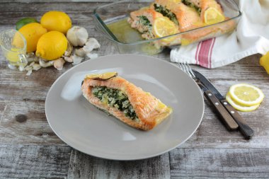 Keto Diyet Fırında Somon Ispanak ve Peynir ile doldurulmuş