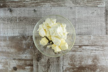 Arka planda izole edilmiş tereyağı parçaları..