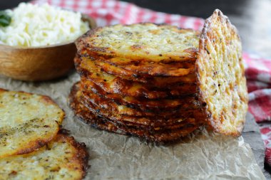 Keto Cheese Crackers - düşük karbonhidratlı ketojenik diyet atıştırmalıkları