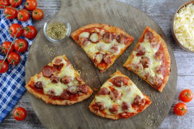 Keto düşük karbonhidratlı et kafalı pizza arka planda, kapat