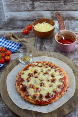 Keto düşük karbonhidratlı et kafalı pizza arka planda, kapat