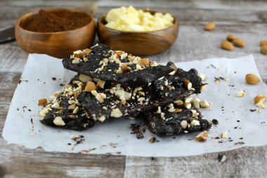 Arka planda Keto Diyet Çikolatalı Badem Kabuğu, kapat