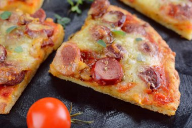 Keto düşük karbonhidratlı et kafalı pizza arka planda, kapat