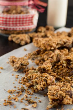 Arka planda keto düşük karbonhidratlı granola, kapat