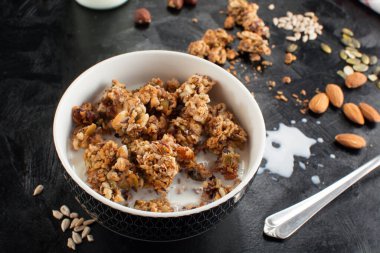 Arka planda keto düşük karbonhidratlı granola, kapat