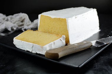 Düşük karbonhidratlı, şekersiz kremalı limonlu pasta. 