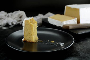 Düşük karbonhidratlı, şekersiz kremalı limonlu pasta. 