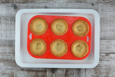 Arka planda yeni pişmiş kekler hazırlanıyor. Kapatın.