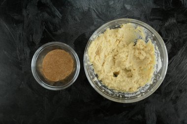 Mutfak fotoğraflarıyla dolu cam kaseler. 