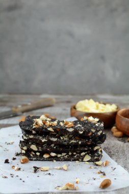 Arka planda Keto Diyet Çikolatalı Badem Kabuğu, kapat