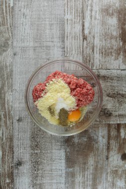 Ahşap bir arka planda kasede yumurtalı kıyma.