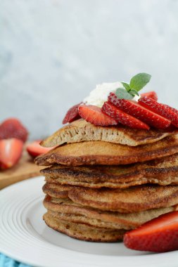 keto krep badem unu ve çilek