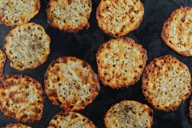 Keto Cheese Crackers - düşük karbonhidratlı ketojenik diyet atıştırmalıkları