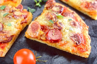 Keto düşük karbonhidratlı et kafalı pizza arka planda, kapat
