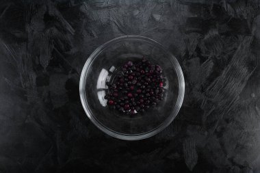 Siyah fonda kuşüzümü..