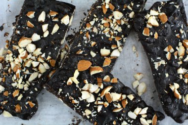 Arka planda Keto Diyet Çikolatalı Badem Kabuğu, kapat