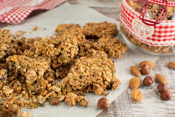 Arka planda keto düşük karbonhidratlı granola, kapat