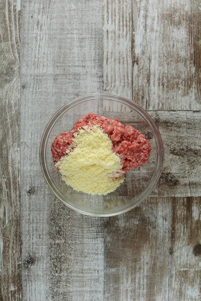 Carne Molida Tazón Sobre Fondo Madera — Foto de Stock