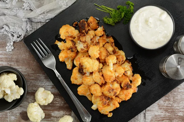  Keto buffalo karnabaharı Gorgonzola sosuyla ısırır.