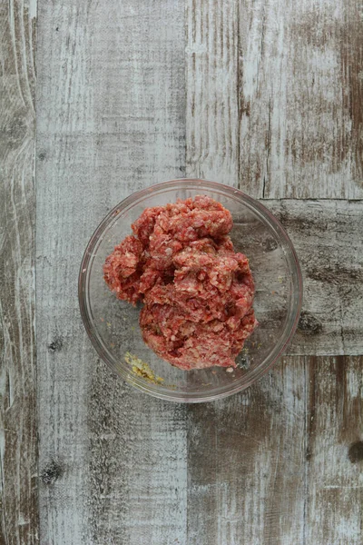 Carne Molida Tazón Sobre Fondo Madera — Foto de Stock