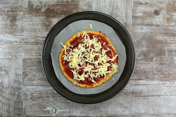 Keto düşük karbonhidratlı et kafalı pizza arka planda, kapat