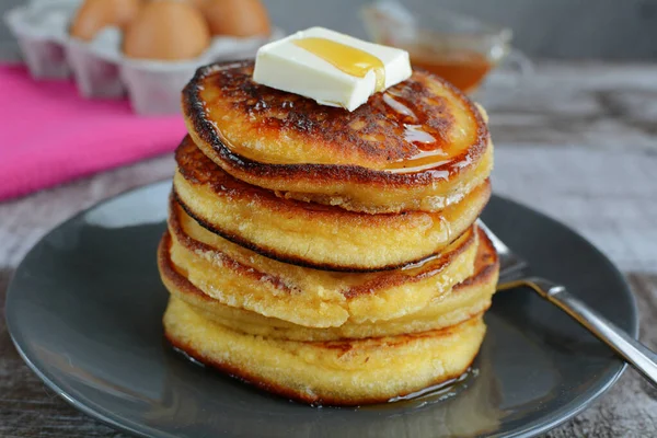 Keto krep badem unu ve şekersiz akçaağaç şurubu. 