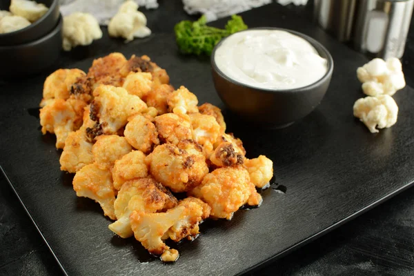  Keto buffalo karnabaharı Gorgonzola sosuyla ısırır.