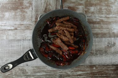 Bifteğin yanında kereviz kızartması.