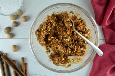 Yulaf ezmeli ve fındıklı sağlıklı kahvaltı.