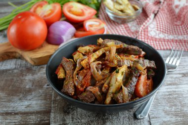 Bifteğin yanında kereviz kızartması.