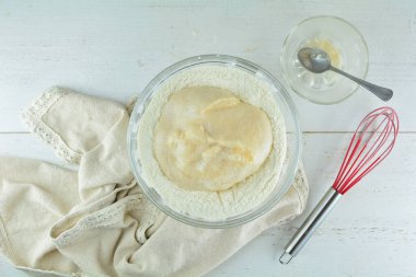 Arka planda ev yapımı badem hamurunun üst görünümü