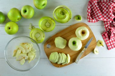 Elma dilimleri masa arkasındaki bir tabakta kapanıyor.