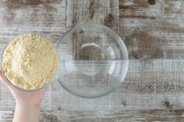 Masa arkaplanındaki badem unu üst görünümü