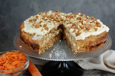 Badem unlu ev yapımı havuçlu kek.