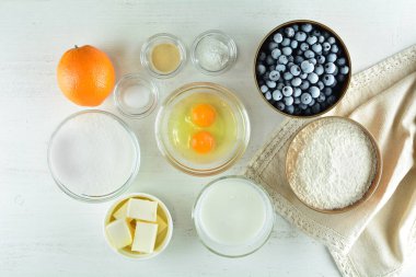 Böğürtlenli pişirme ve pişirme malzemeleri. en üstteki görünüm.