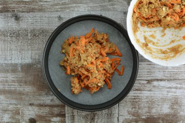 Arka planda karnabahar olan keto çobanı turtası hazırlıyorum.