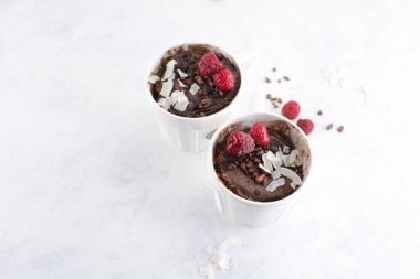 Arka planda ahududu olan kakao kupa kekleri, kapatın.