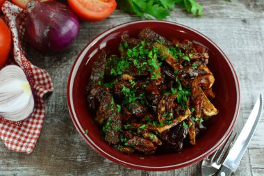 Bifteğin yanında kereviz kızartması.