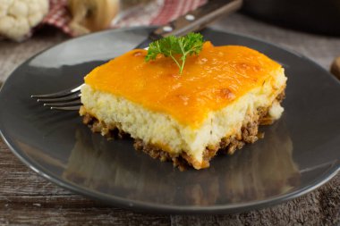 Lezzetli keto çobanları. Arka planda karnabahar olan turtalar. Yakın plan.