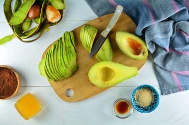 Arka planda dilimlenmiş Olgun Avokado, kapat