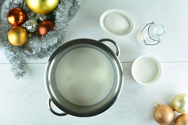 Tavalı, üst görünümü olan noel masası ayarları