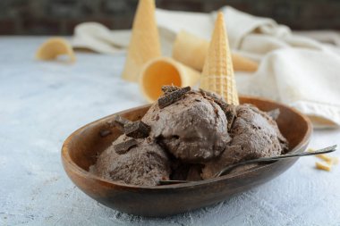 Arka planda bir kasede dondurma, kapat.