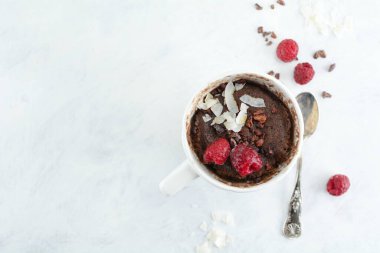 Arka planda ahududu olan kakaolu kek, kapat.